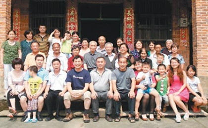 台湾男子代父湖南寻根 意外找到家族族谱 