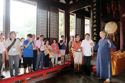 台湾大陆寻根团 到龙华古寺礼佛 台湾大陆寻根团 到龙华古寺礼佛