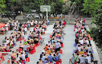 居民聚餐祭祖