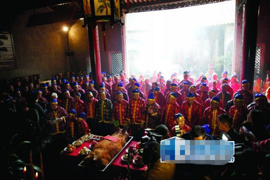 六旬“父老”着礼服平地千人冬至祭祖 六旬“父老”着礼服平地千人冬至祭祖