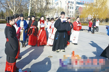 潍坊年轻人穿汉服举行传统祭祀仪式 潍坊年轻人穿汉服举行传统祭祀仪式