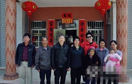 广东河源老华侨海外漂泊70余载 82岁携妻女寻根 广东河源老华侨海外漂泊70余载 82岁携妻女寻根