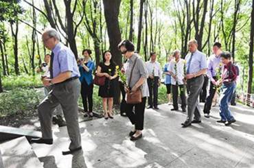 张自忠孙儿孙媳东山草堂祭祖父 张自忠孙儿孙媳东山草堂祭祖父