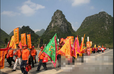 近2000名来自全球各地舜裔宗亲相聚祭祖 君山九嶷“一家亲” 近2000名来自全球各地舜裔宗亲相聚祭祖 君山九嶷“一家亲”