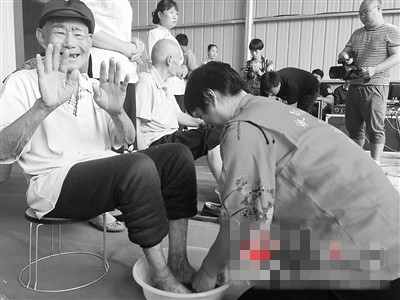 沙河一村庄举办孝道活动 志愿者为30位老人洗脚 沙河一村庄举办孝道活动 志愿者为30位老人洗脚