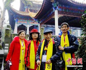 在台湘籍后裔祭祀炎帝陵 杖朝老人回乡寻根 在台湘籍后裔祭祀炎帝陵 杖朝老人回乡寻根