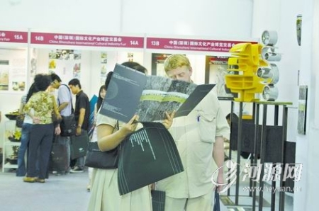 中华姓氏“站”着走向海外 中华姓氏“站”着走向海外