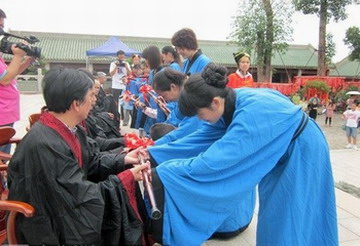 重阳敬老：鸠杖寿桃敬长辈 梳头揉肩表孝心