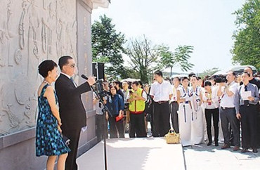 连战赴湖北广水寻根谒祖 书记市长夹道欢迎