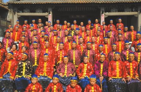 村庄百余人身穿古装列队祭祖 村庄百余人身穿古装列队祭祖