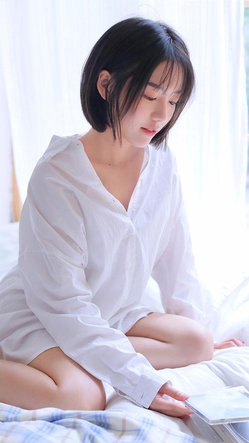他含着她的骚嫩B猛吸