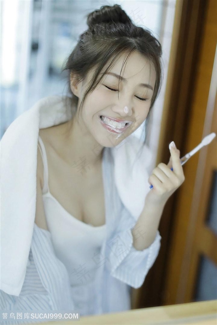 女大学生的沙龙室hd